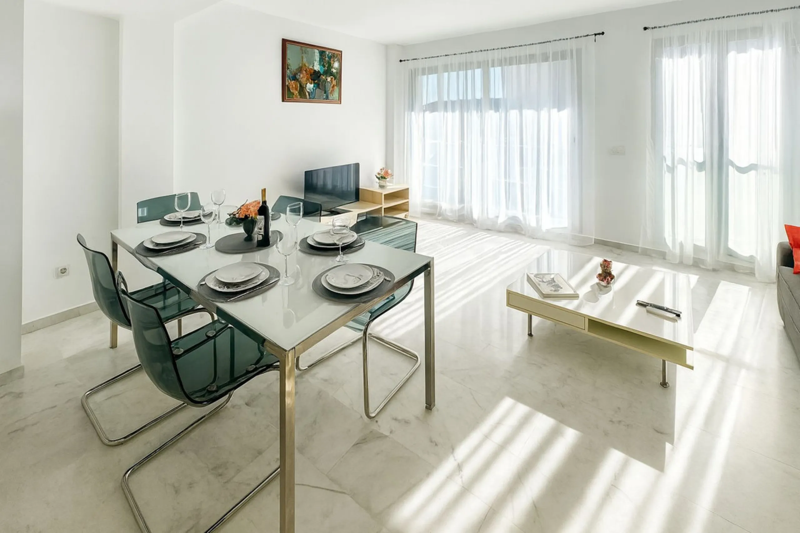 Welcome to this three-level apartment in Riviera del Sol.