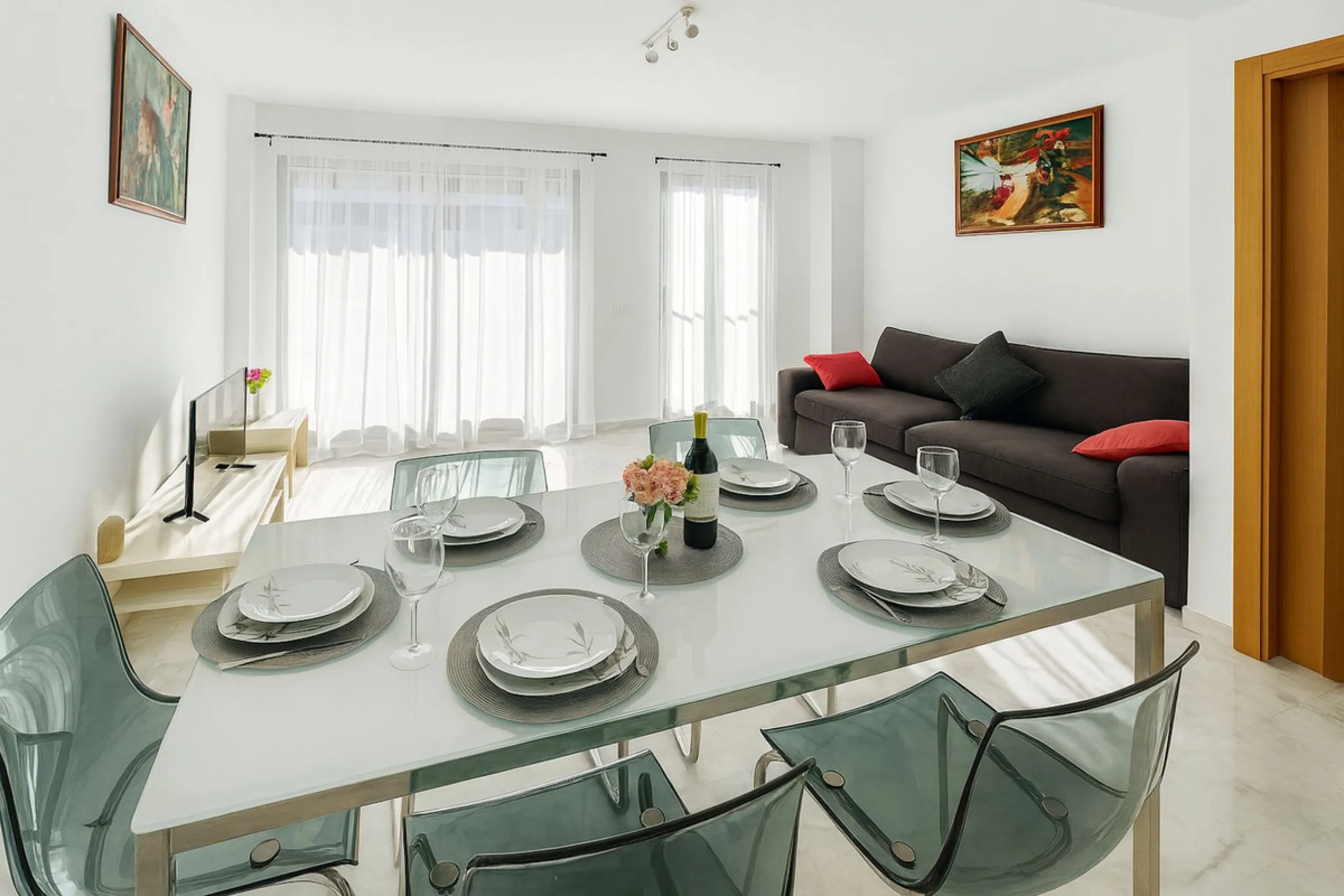 Welcome to this three-level apartment in Riviera del Sol.
