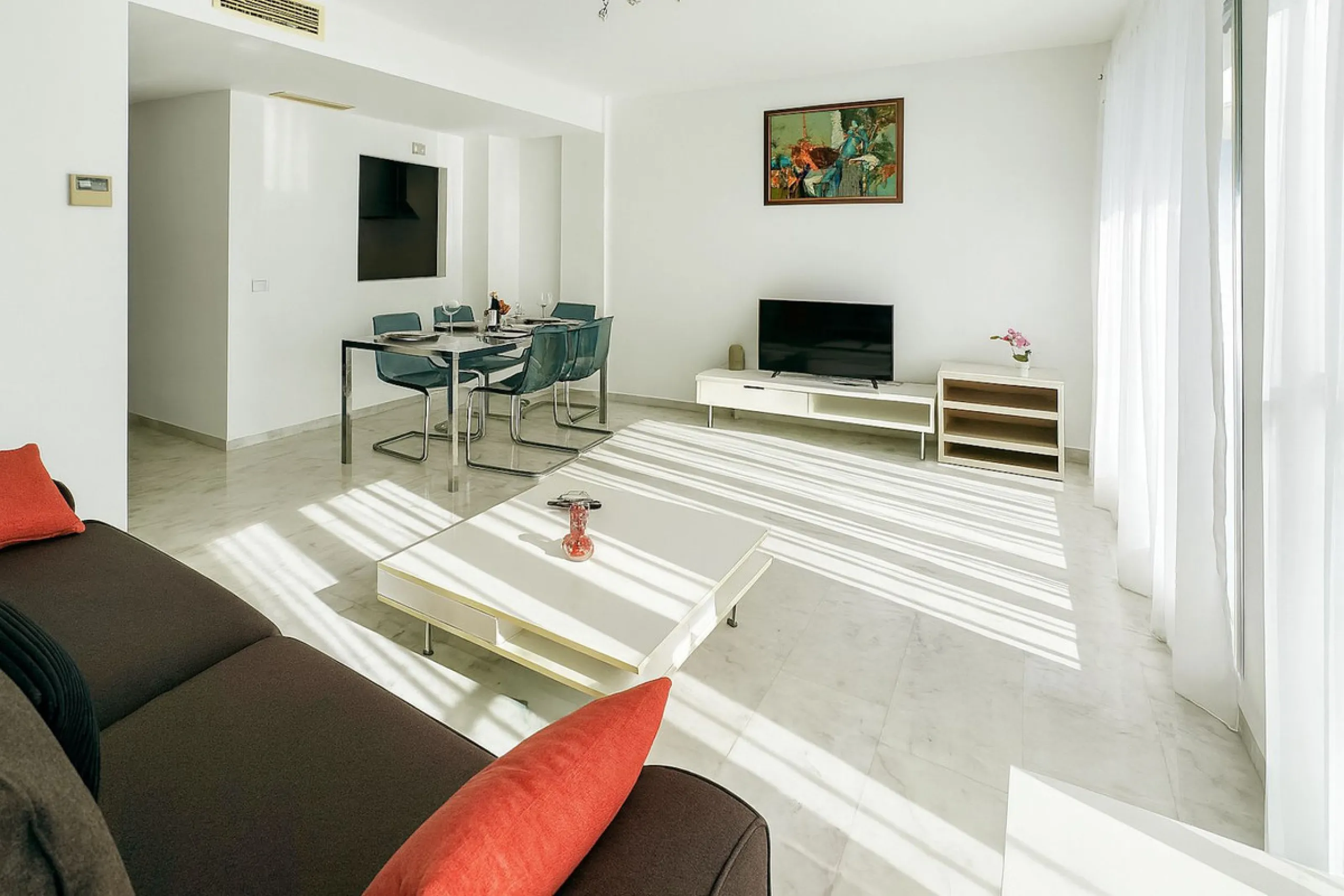 Welcome to this three-level apartment in Riviera del Sol.