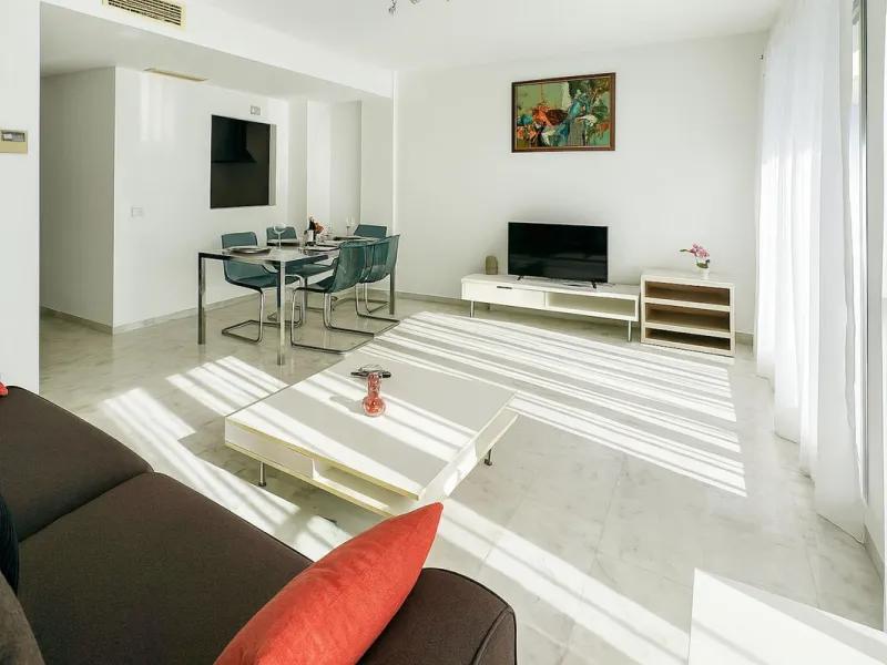 Welcome to this three-level apartment in Riviera del Sol.