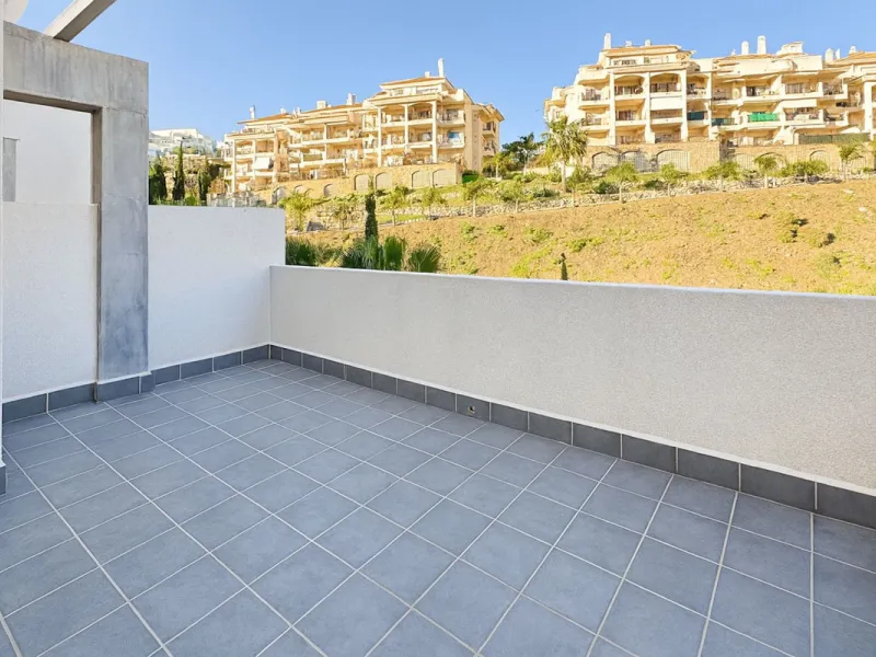 Welcome to this three-level apartment in Riviera del Sol.