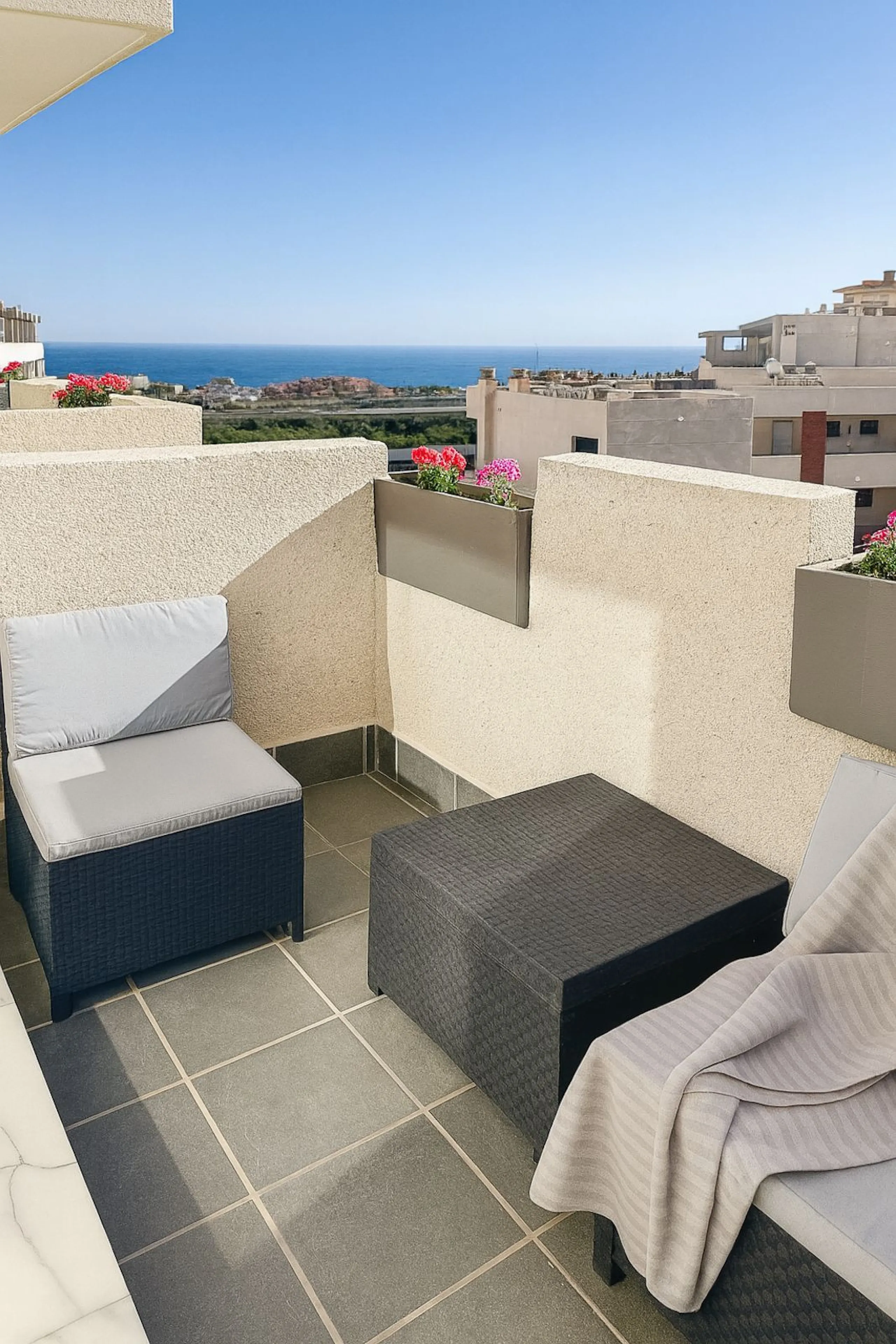 Welcome to this three-level apartment in Riviera del Sol.