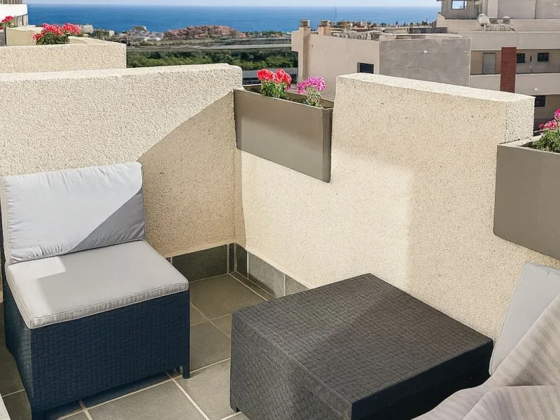 Welcome to this three-level apartment in Riviera del Sol.