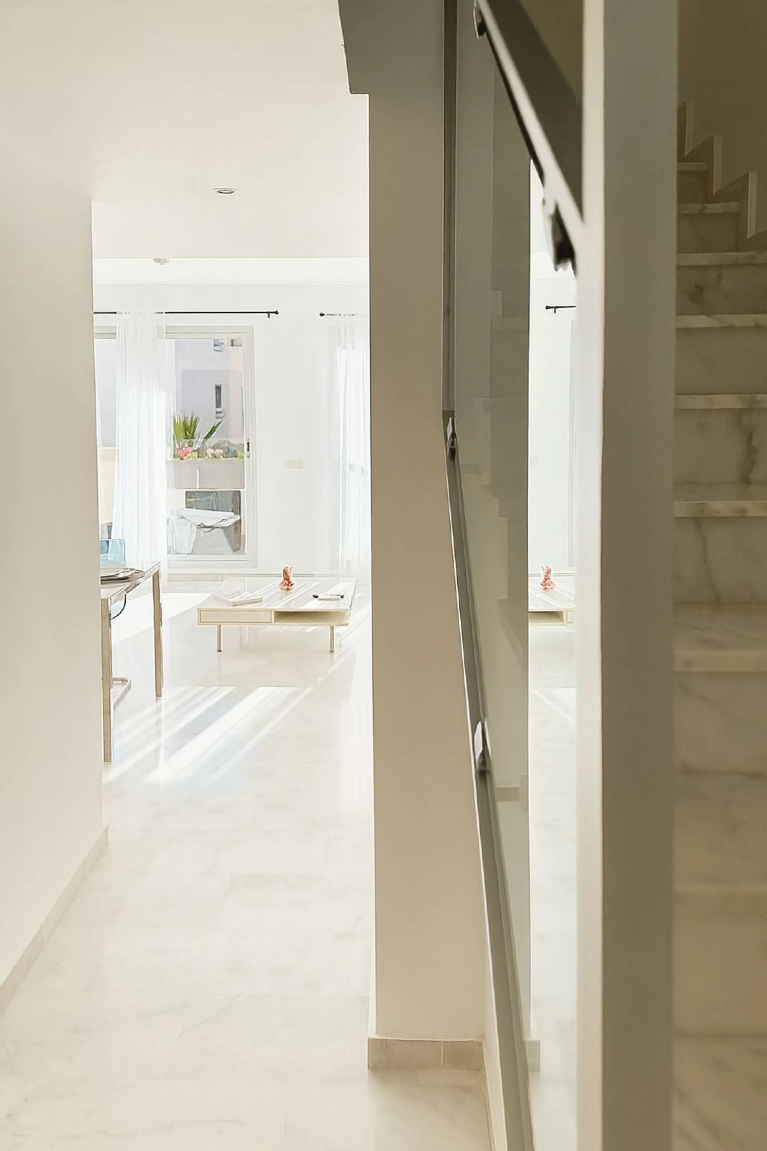 Welcome to this three-level apartment in Riviera del Sol.