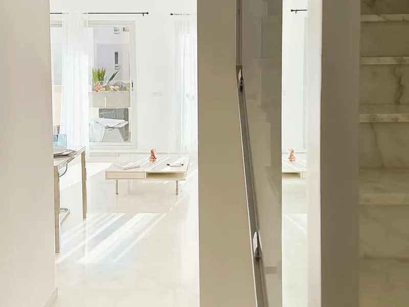 Welcome to this three-level apartment in Riviera del Sol.
