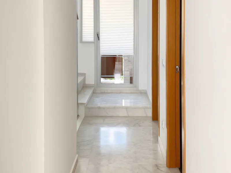 Welcome to this three-level apartment in Riviera del Sol.