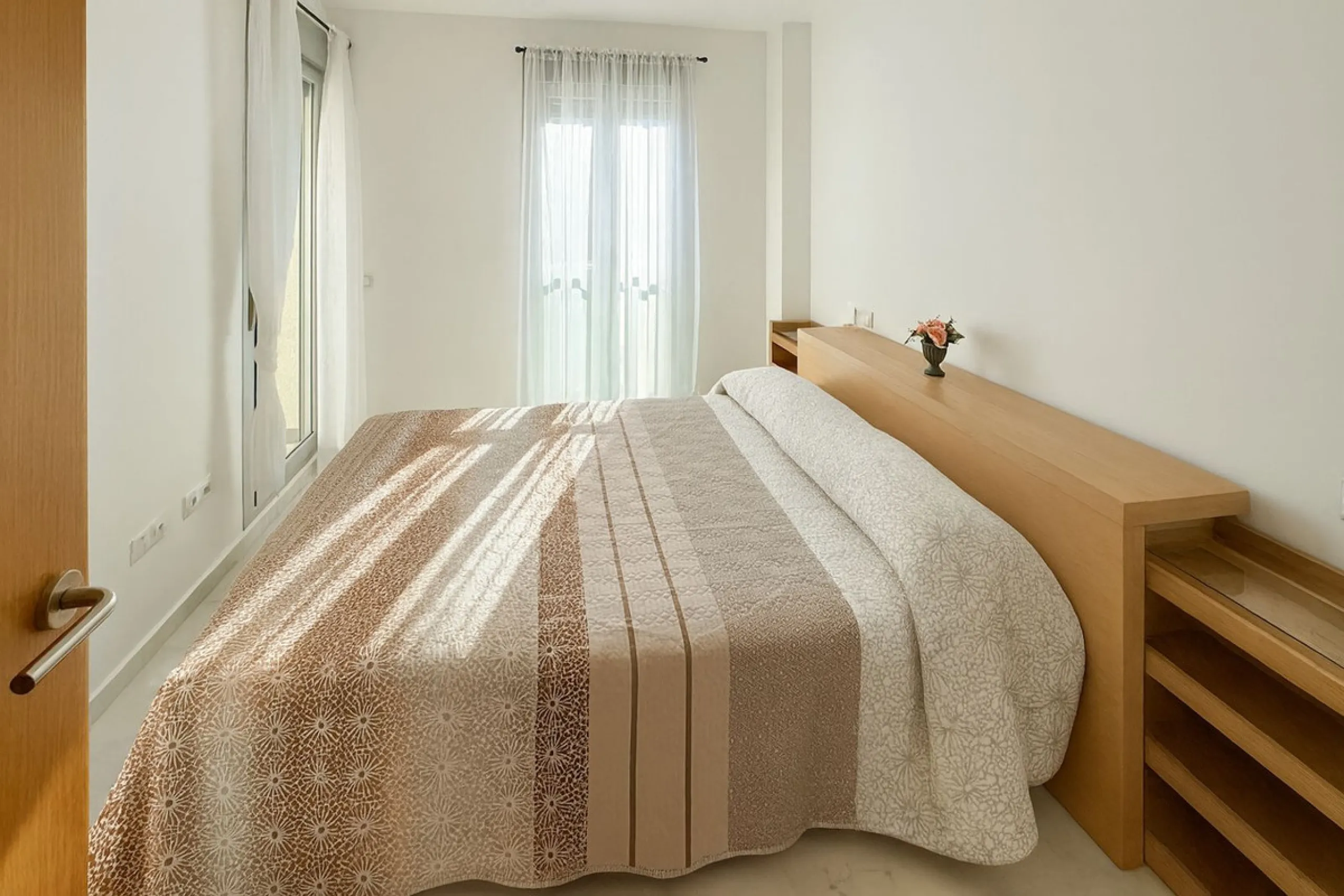 Welcome to this three-level apartment in Riviera del Sol.