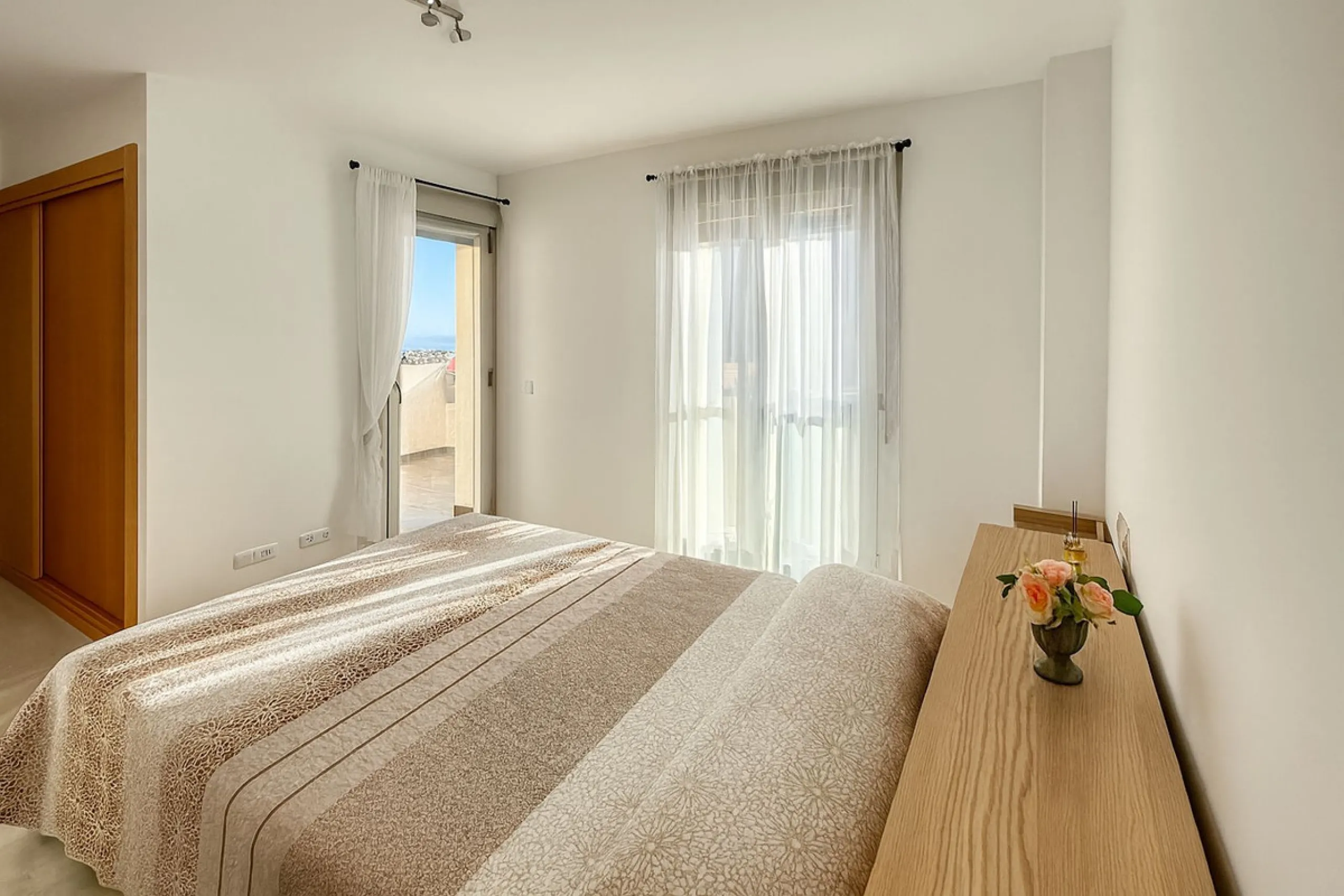 Welcome to this three-level apartment in Riviera del Sol.