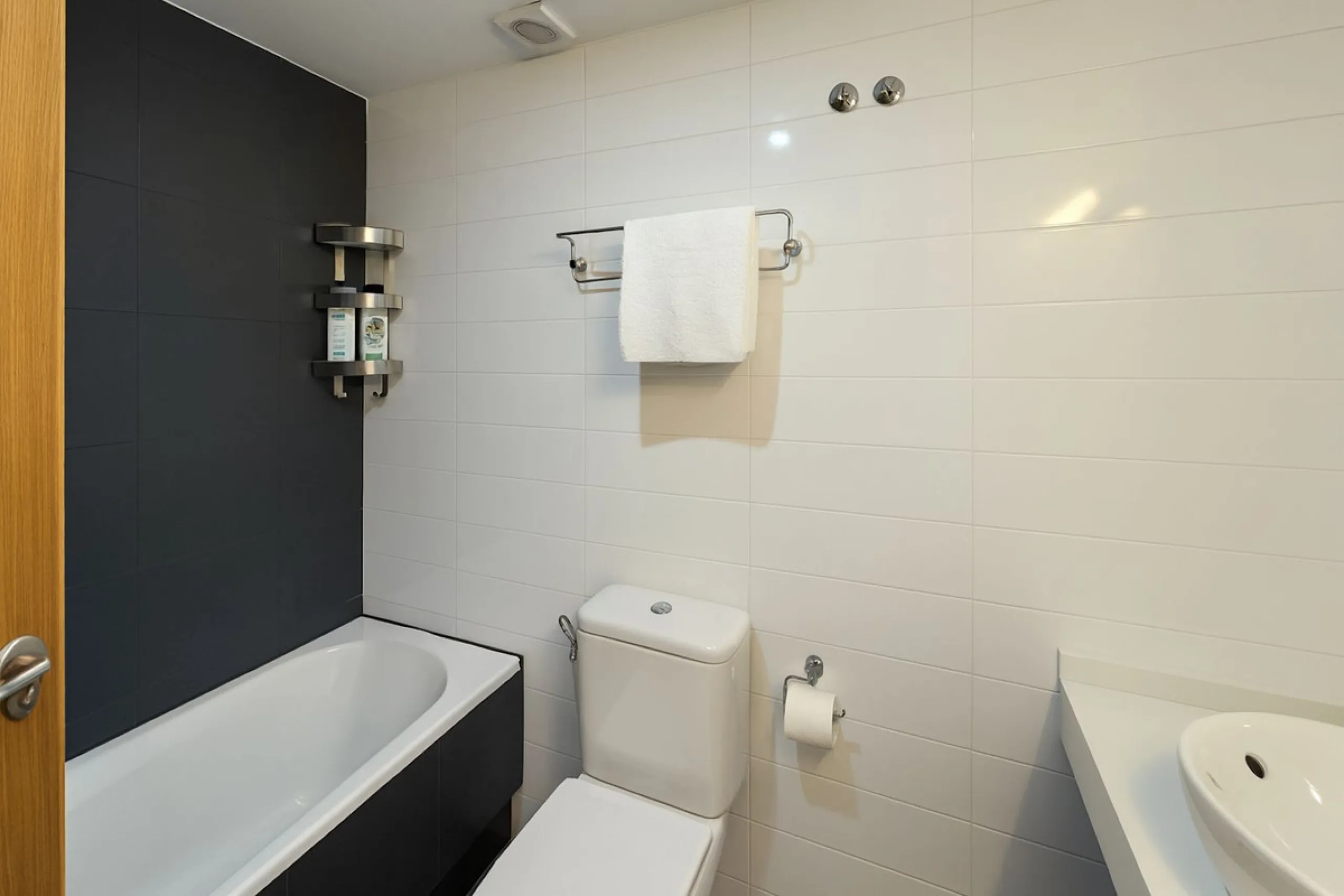 Welcome to this three-level apartment in Riviera del Sol.
