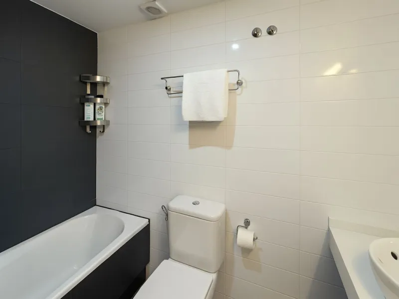 Welcome to this three-level apartment in Riviera del Sol.