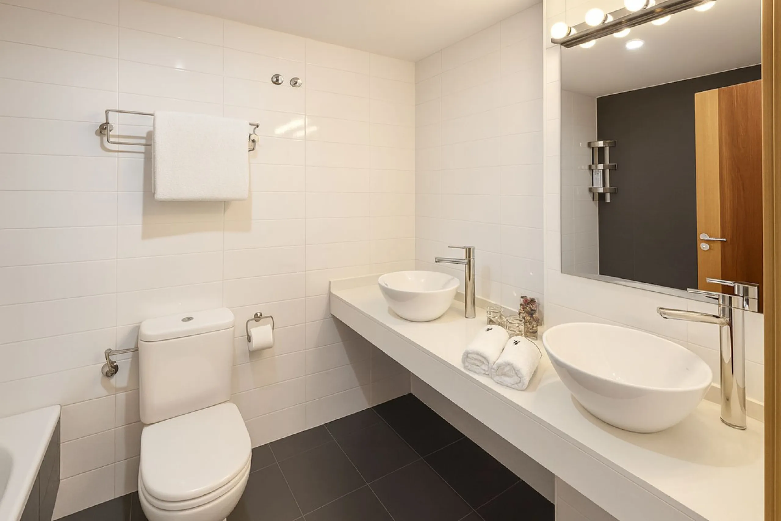 Welcome to this three-level apartment in Riviera del Sol.