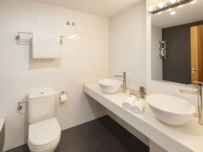 Welcome to this three-level apartment in Riviera del Sol.