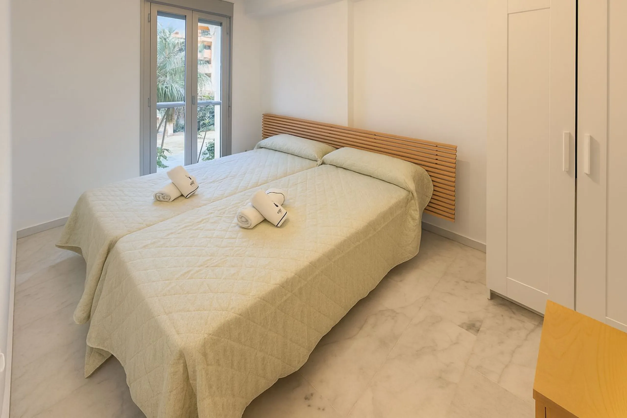 Welcome to this three-level apartment in Riviera del Sol.