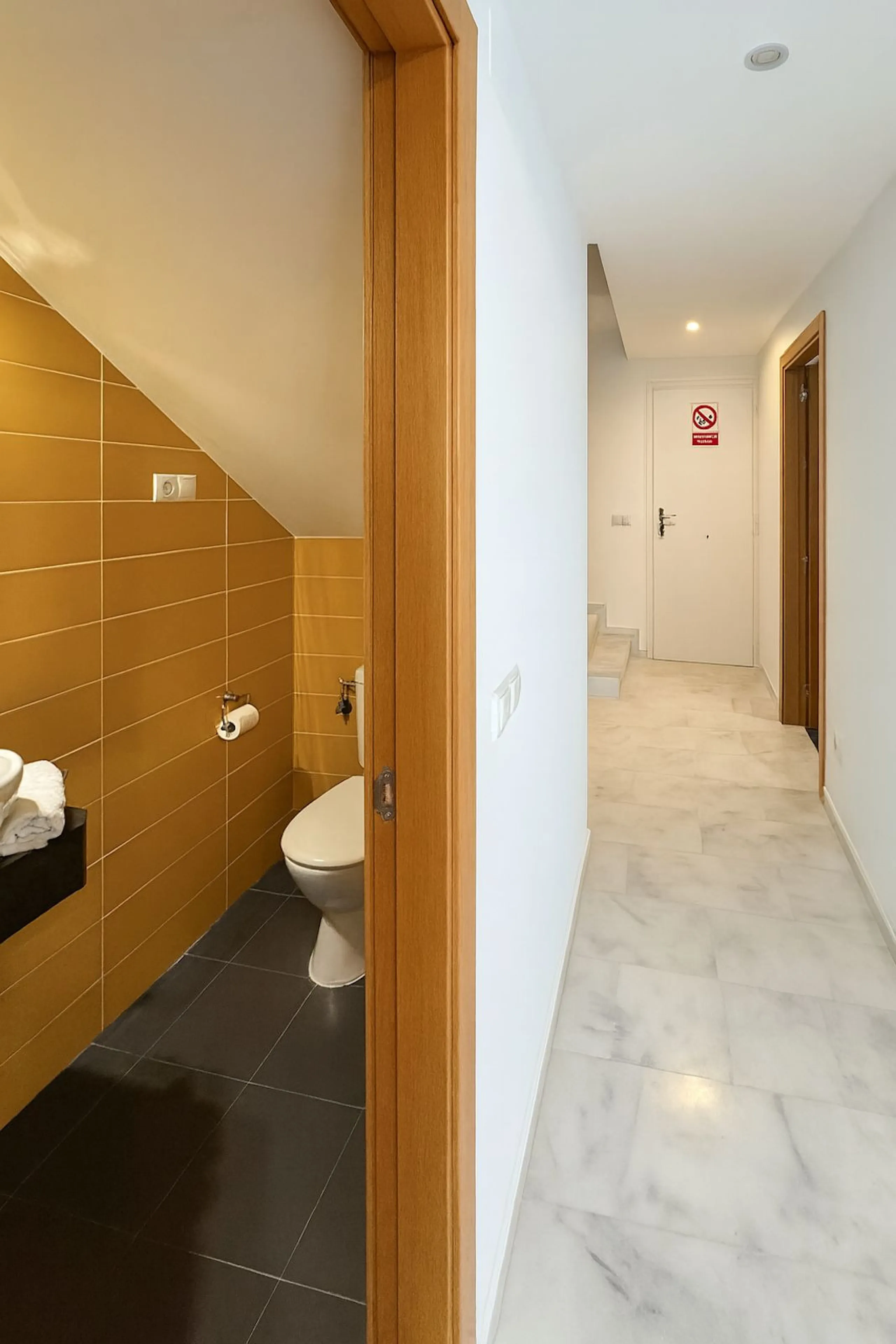 Welcome to this three-level apartment in Riviera del Sol.