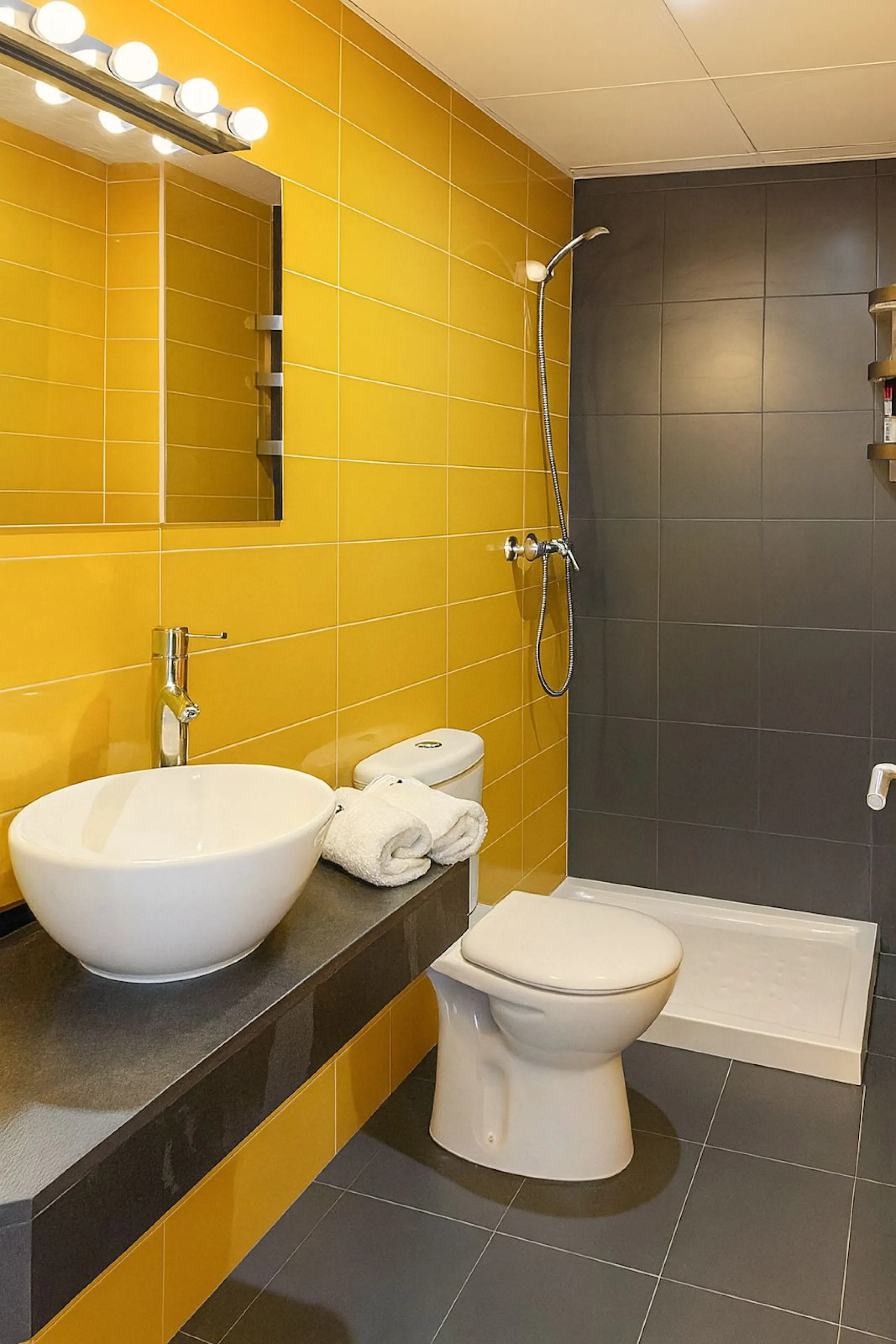Welcome to this three-level apartment in Riviera del Sol.