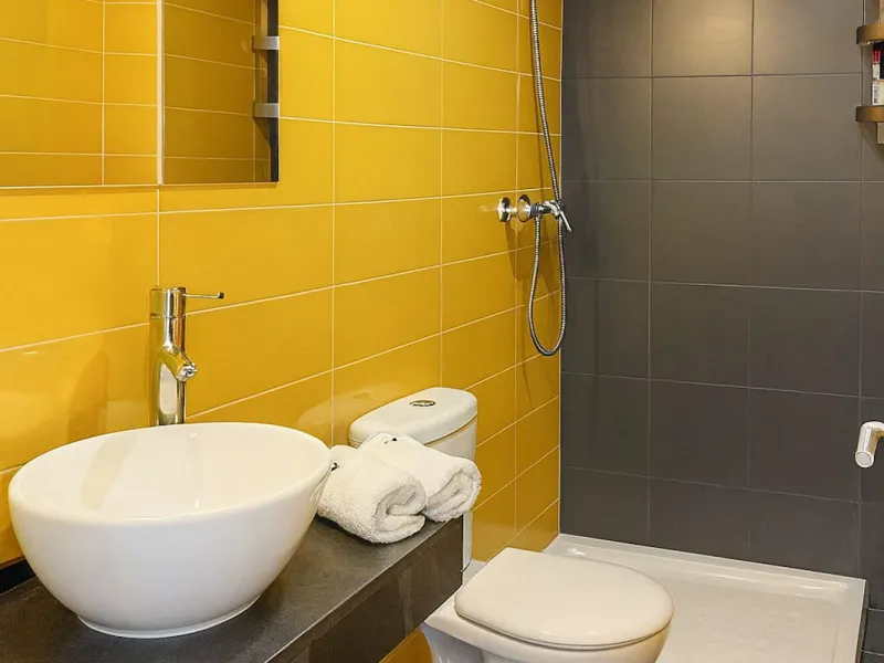 Welcome to this three-level apartment in Riviera del Sol.