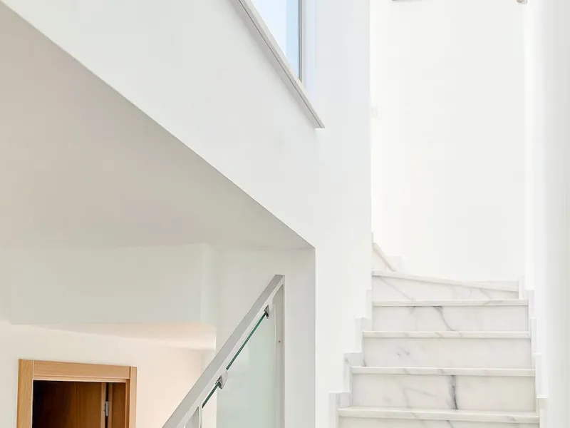 Welcome to this three-level apartment in Riviera del Sol.
