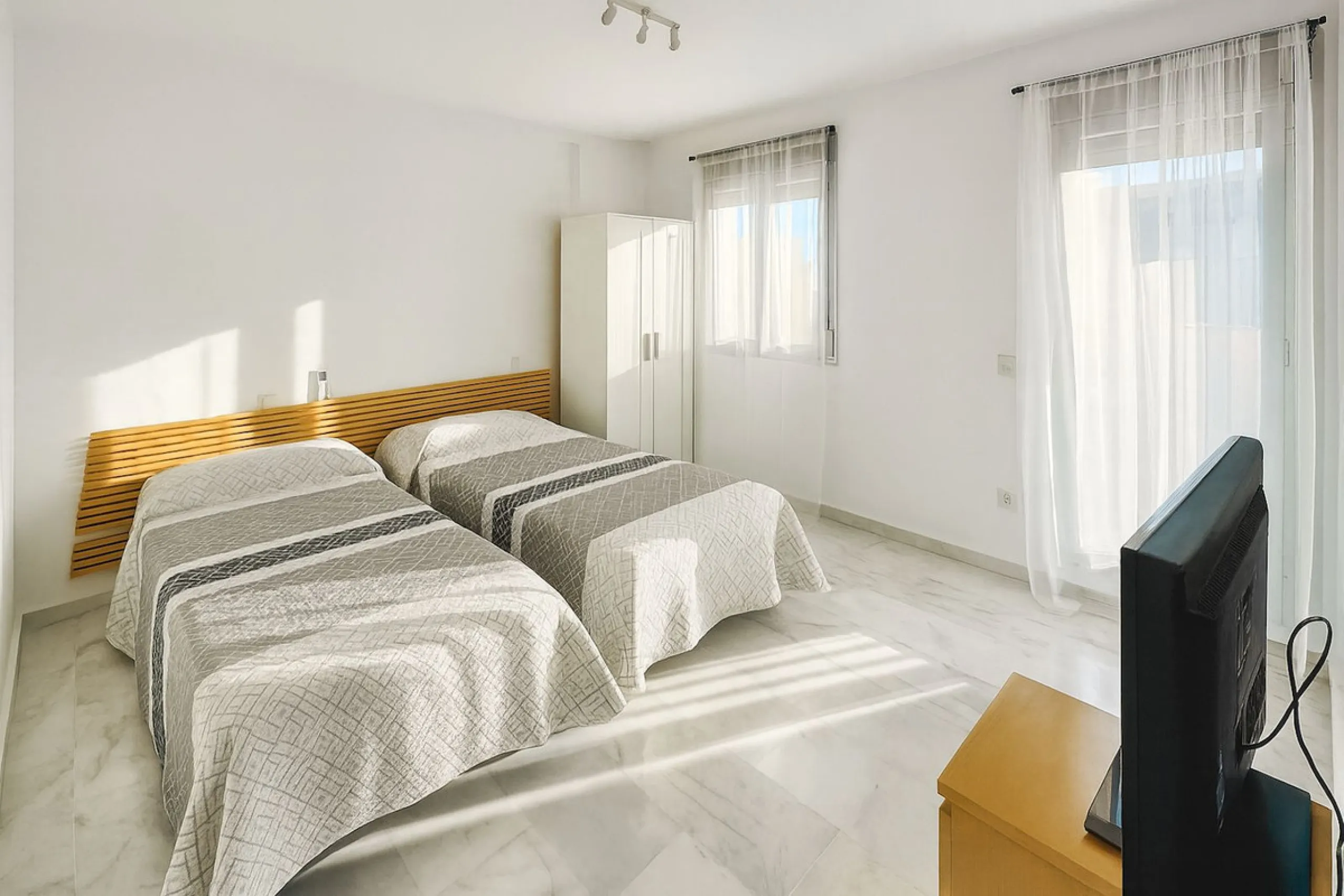 Welcome to this three-level apartment in Riviera del Sol.