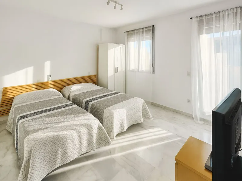 Welcome to this three-level apartment in Riviera del Sol.