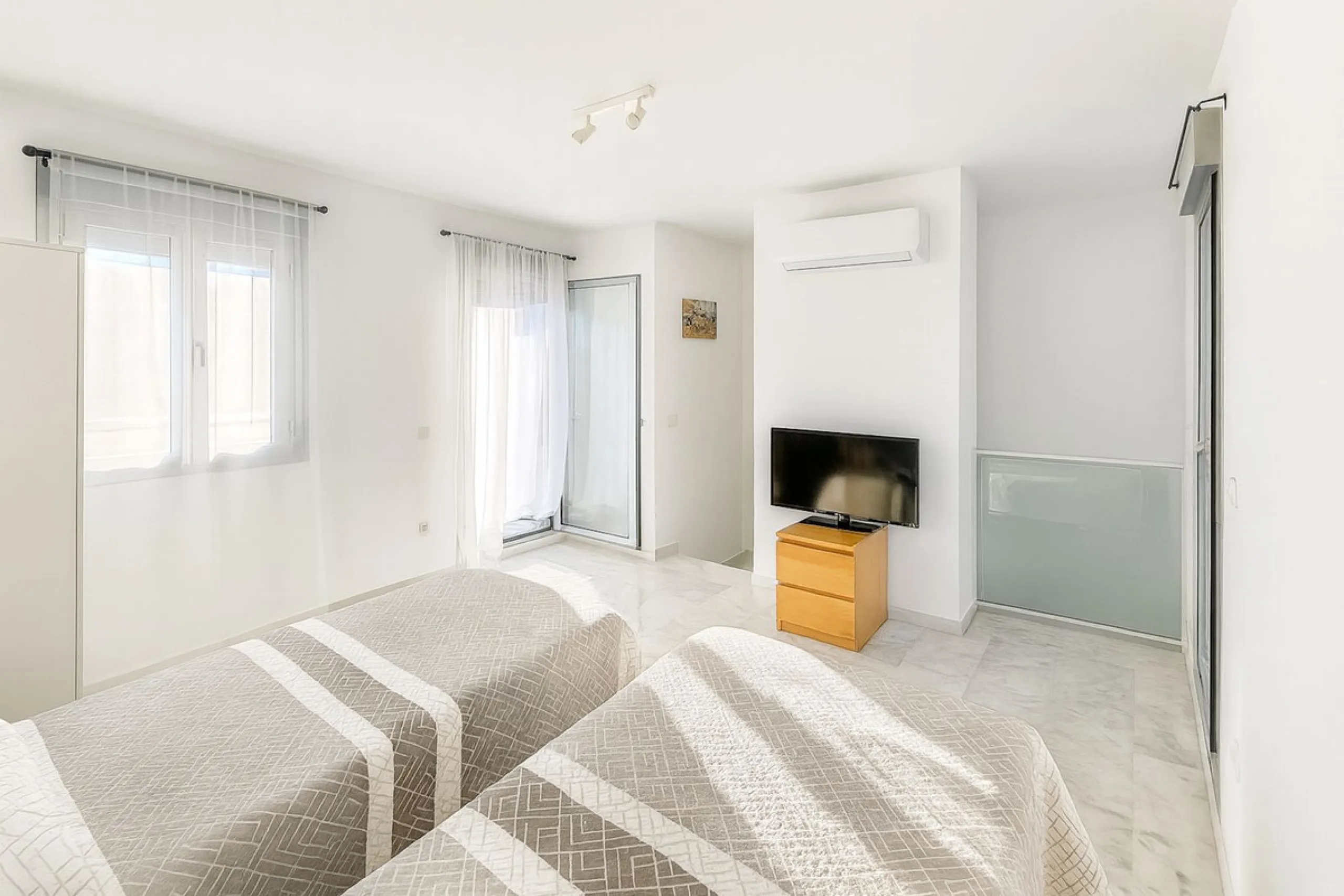 Welcome to this three-level apartment in Riviera del Sol.