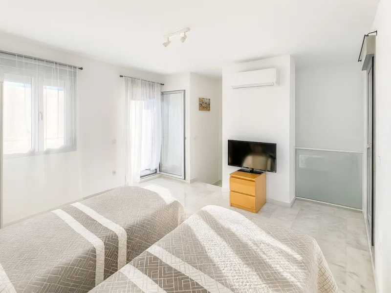 Welcome to this three-level apartment in Riviera del Sol.