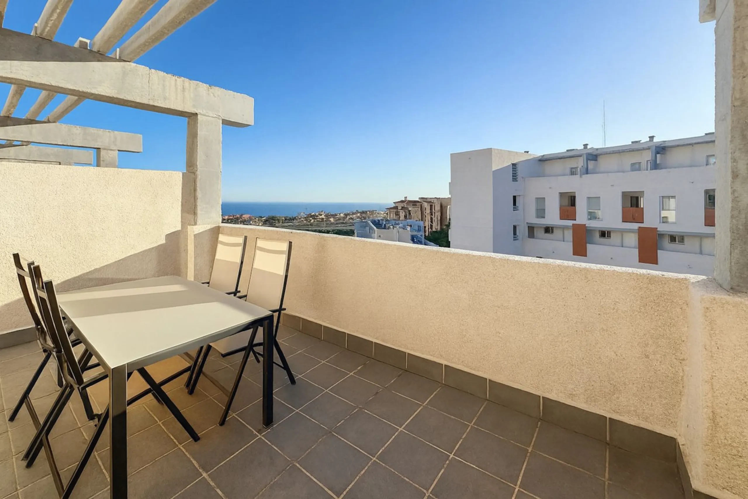 Welcome to this three-level apartment in Riviera del Sol.