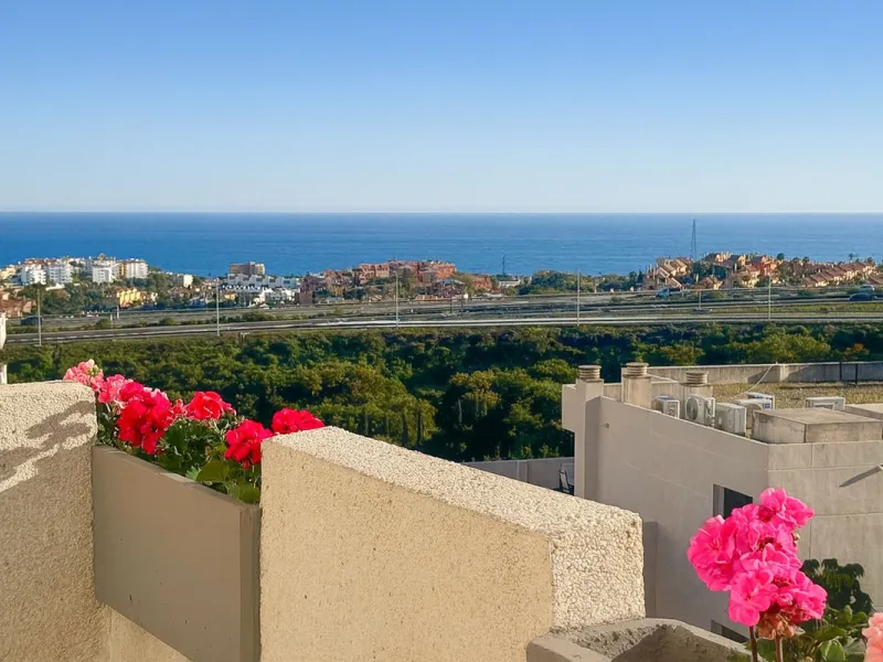 Welcome to this three-level apartment in Riviera del Sol.
