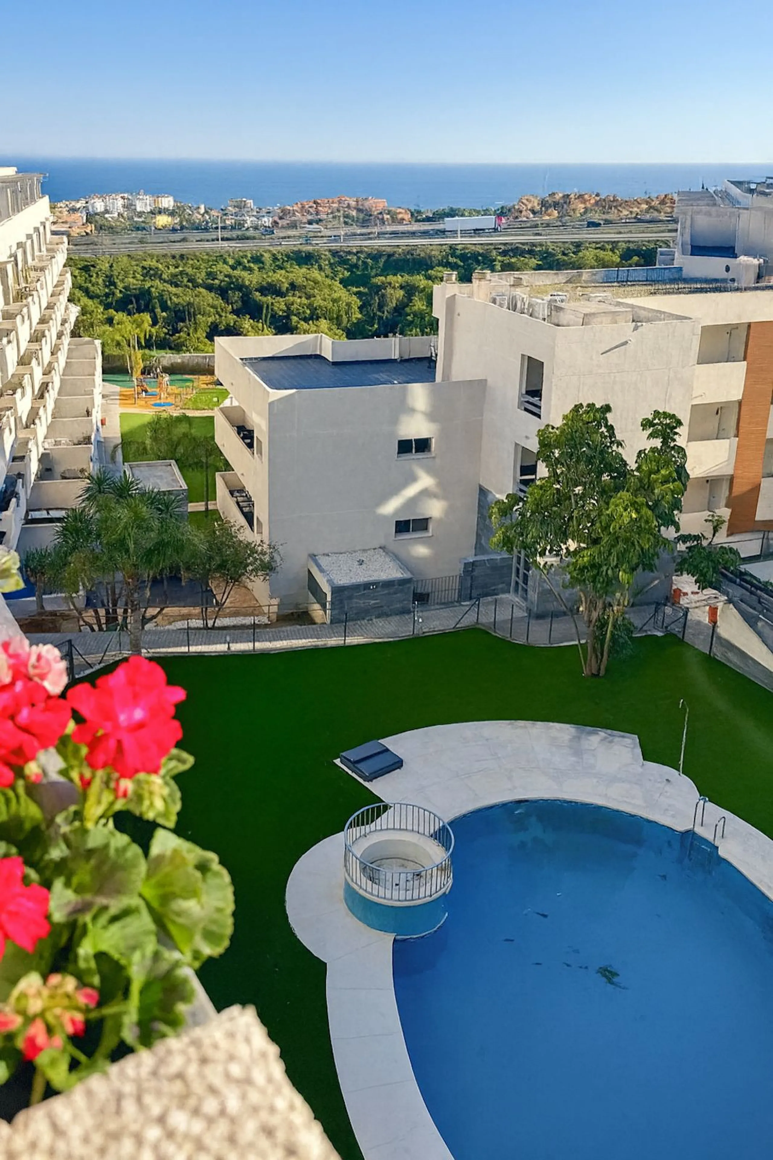 Welcome to this three-level apartment in Riviera del Sol.