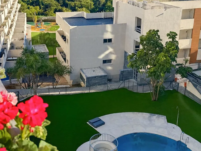 Welcome to this three-level apartment in Riviera del Sol.
