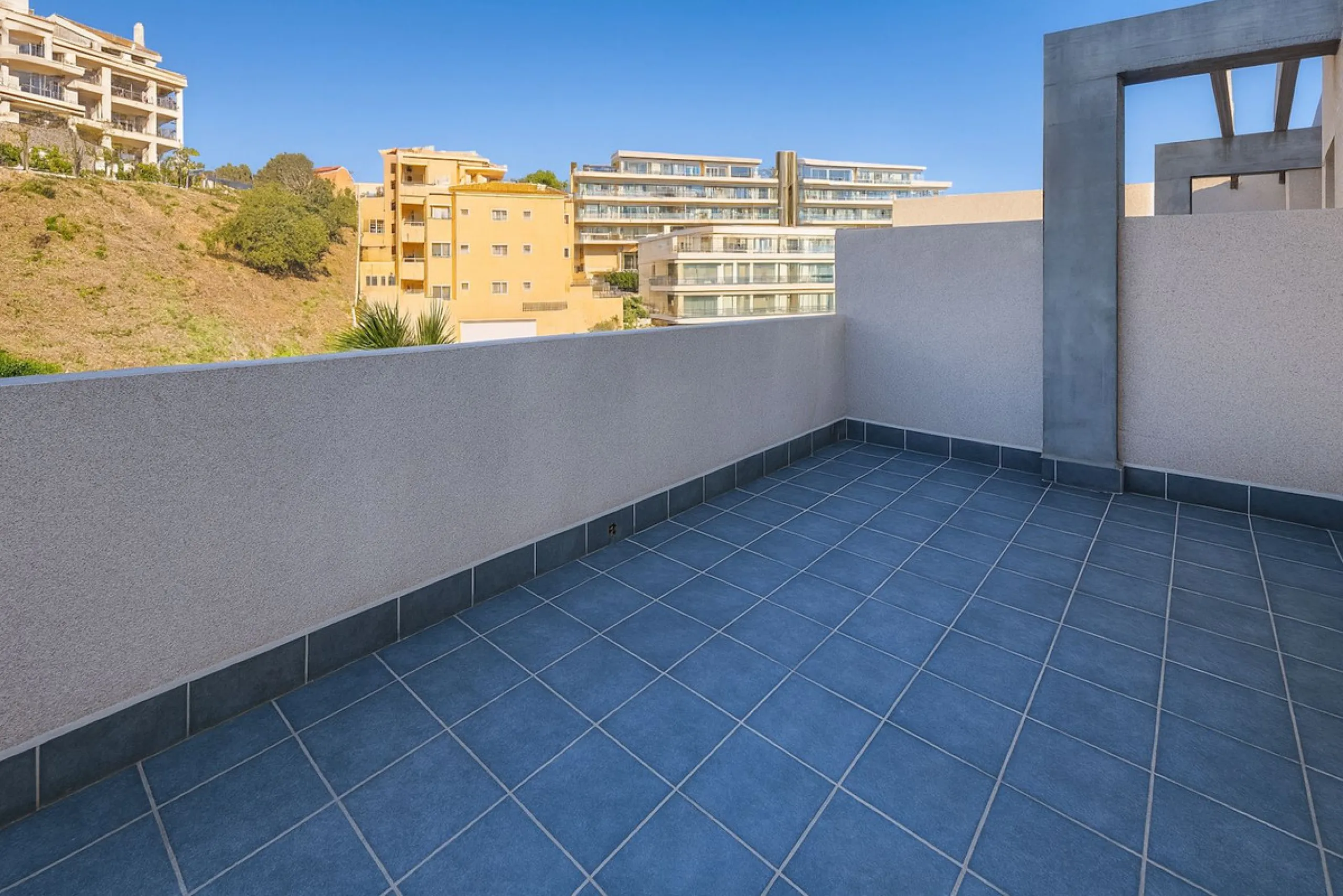 Welcome to this three-level apartment in Riviera del Sol.