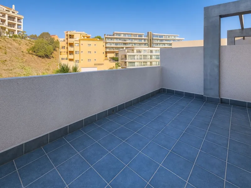 Welcome to this three-level apartment in Riviera del Sol.