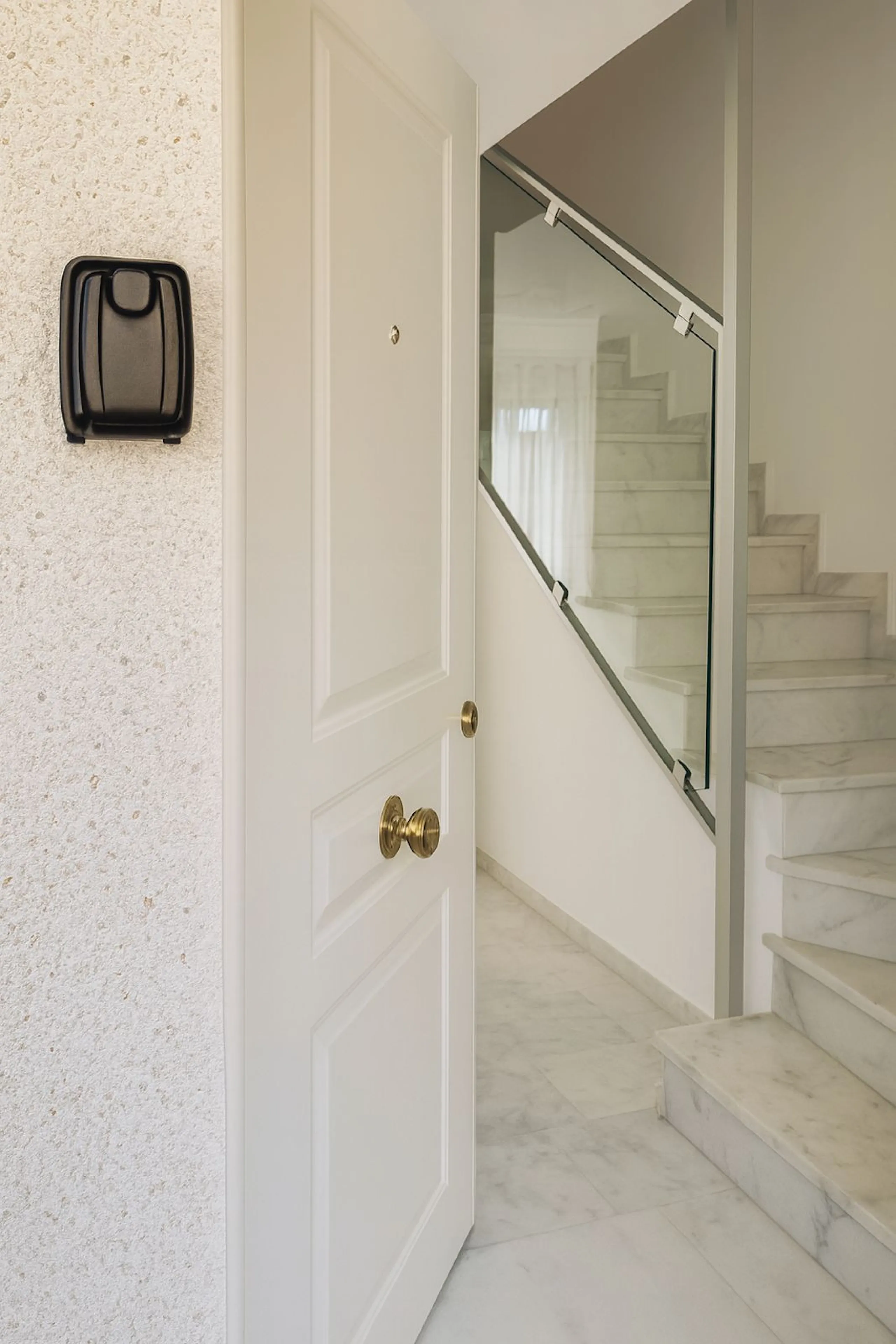 Welcome to this three-level apartment in Riviera del Sol.