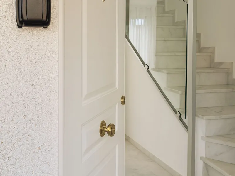 Welcome to this three-level apartment in Riviera del Sol.