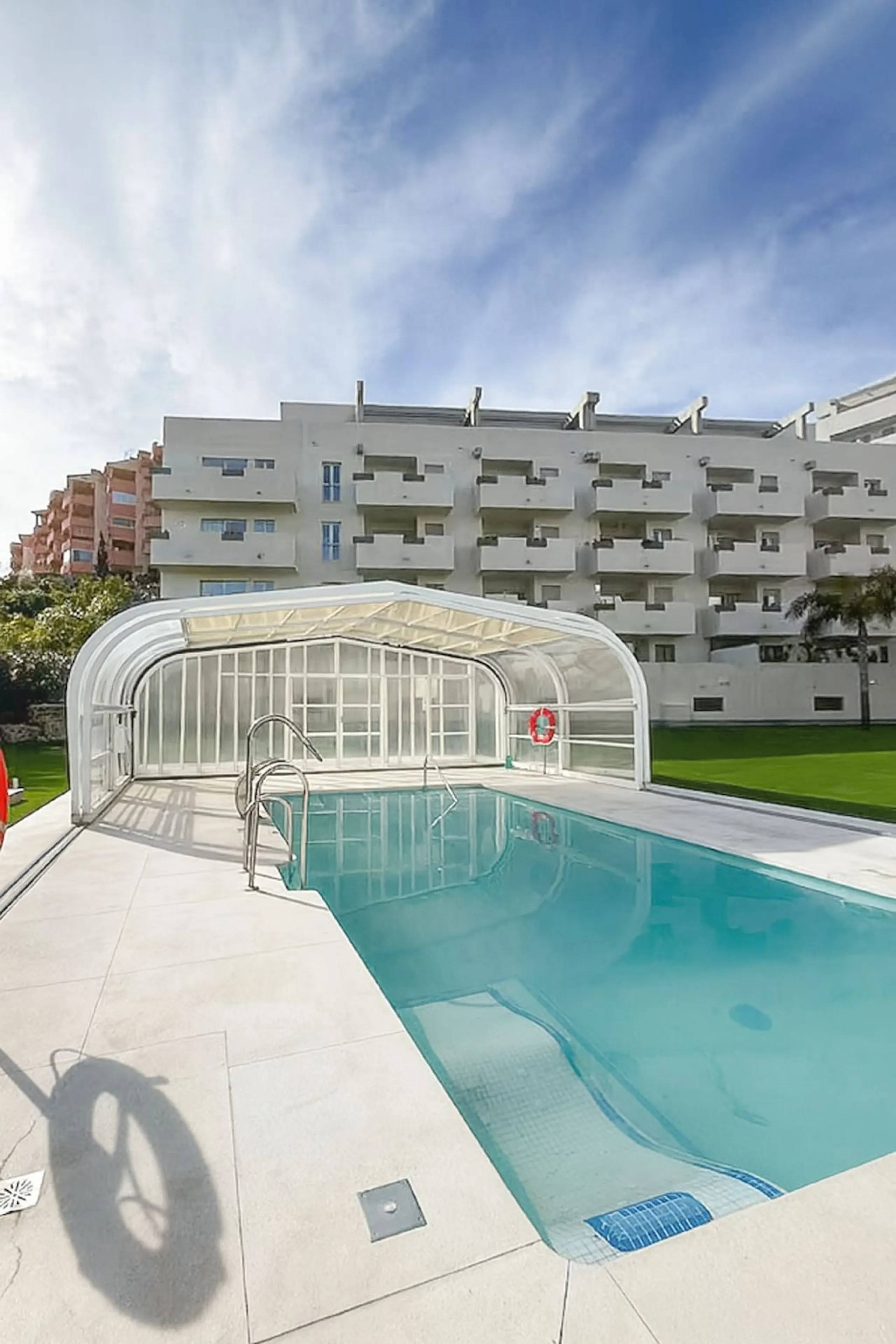 Welcome to this three-level apartment in Riviera del Sol.