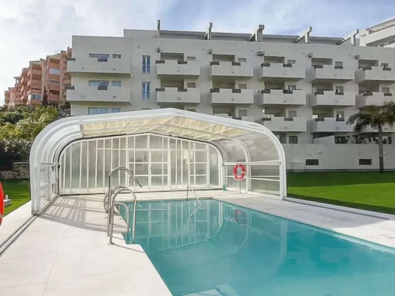 Welcome to this three-level apartment in Riviera del Sol.