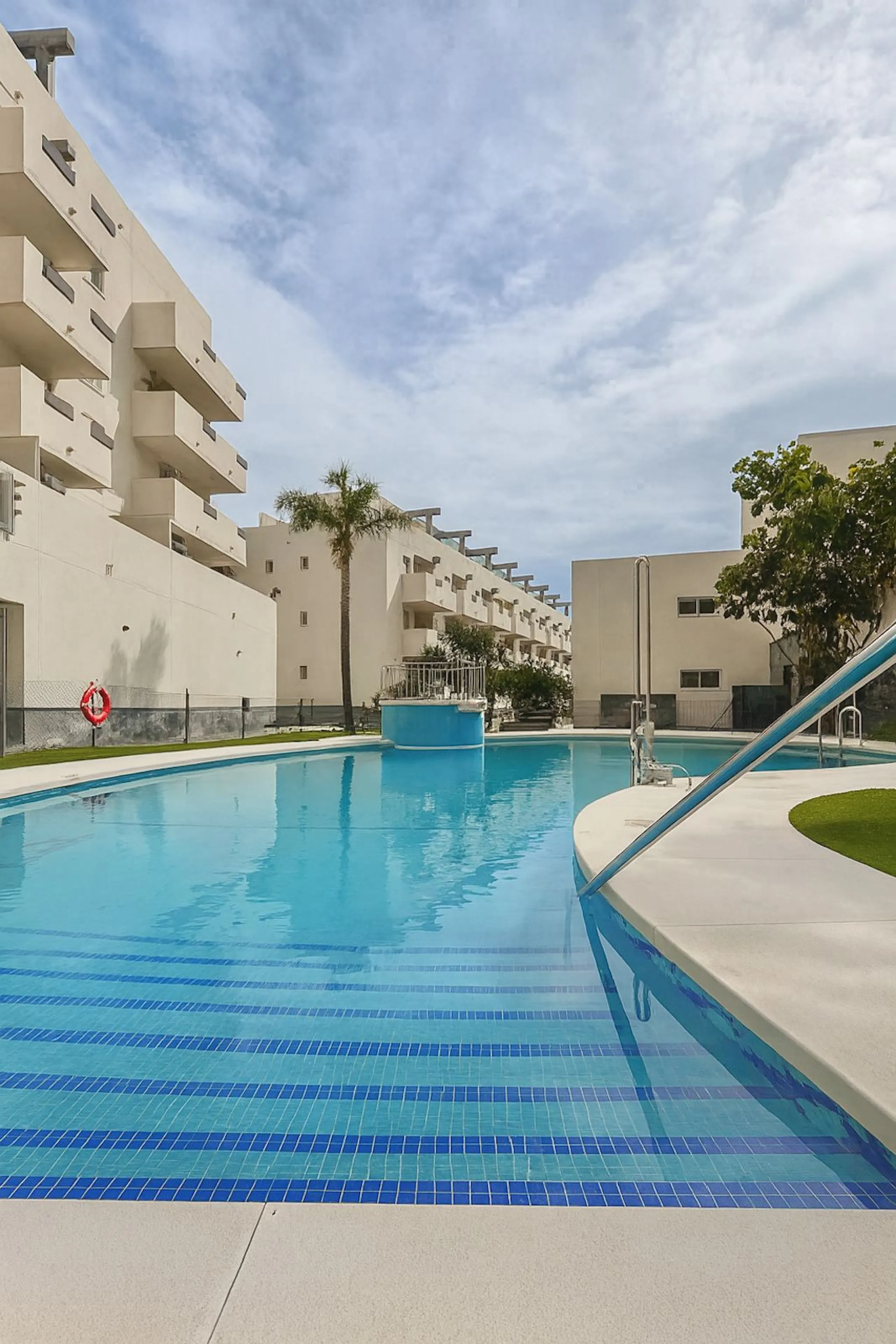 Welcome to this three-level apartment in Riviera del Sol.