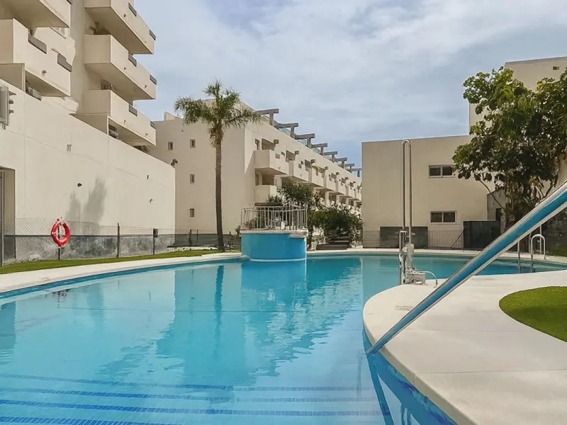 Welcome to this three-level apartment in Riviera del Sol.