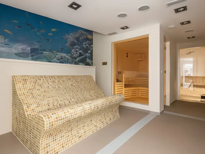 Welcome to this three-level apartment in Riviera del Sol.