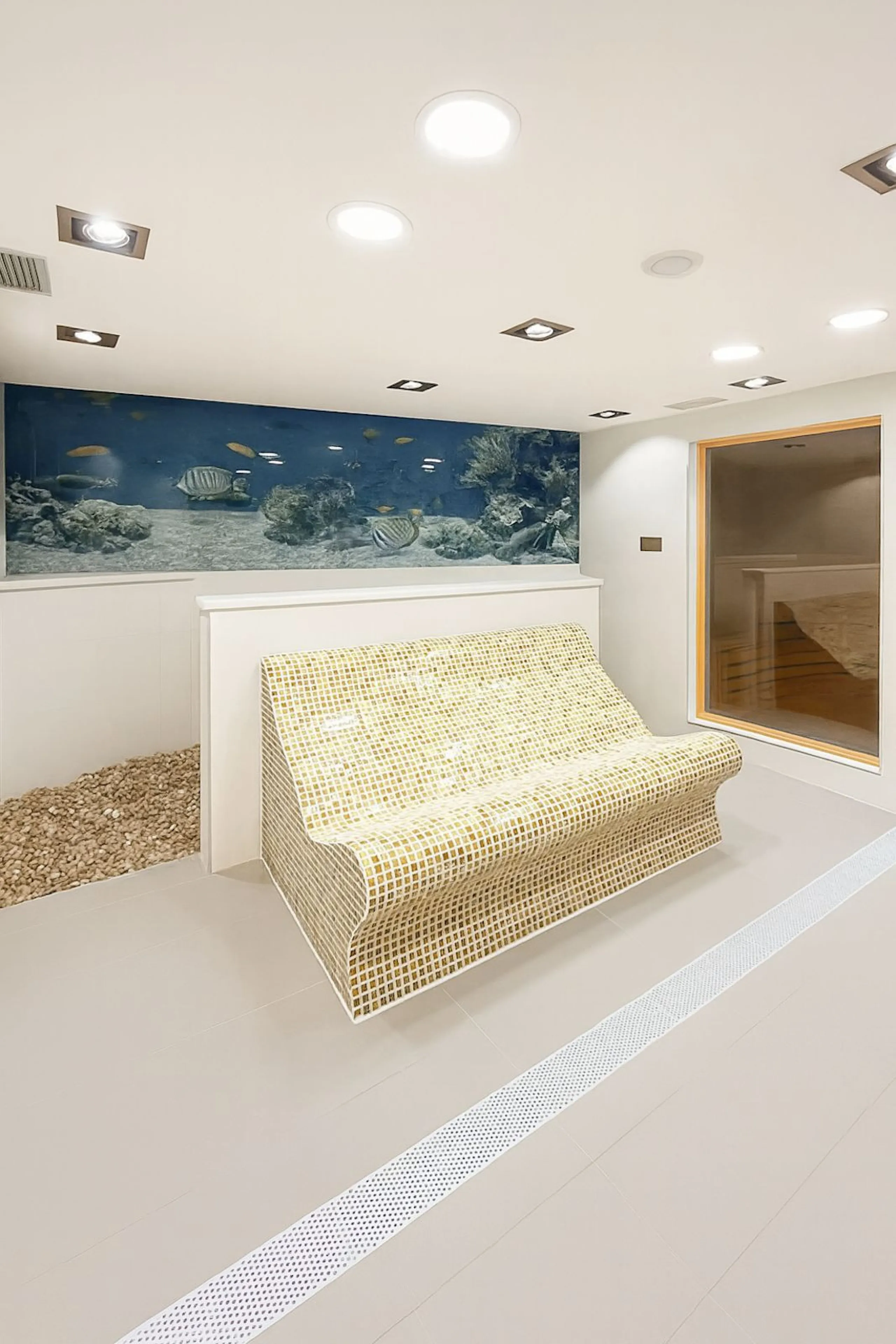 Welcome to this three-level apartment in Riviera del Sol.