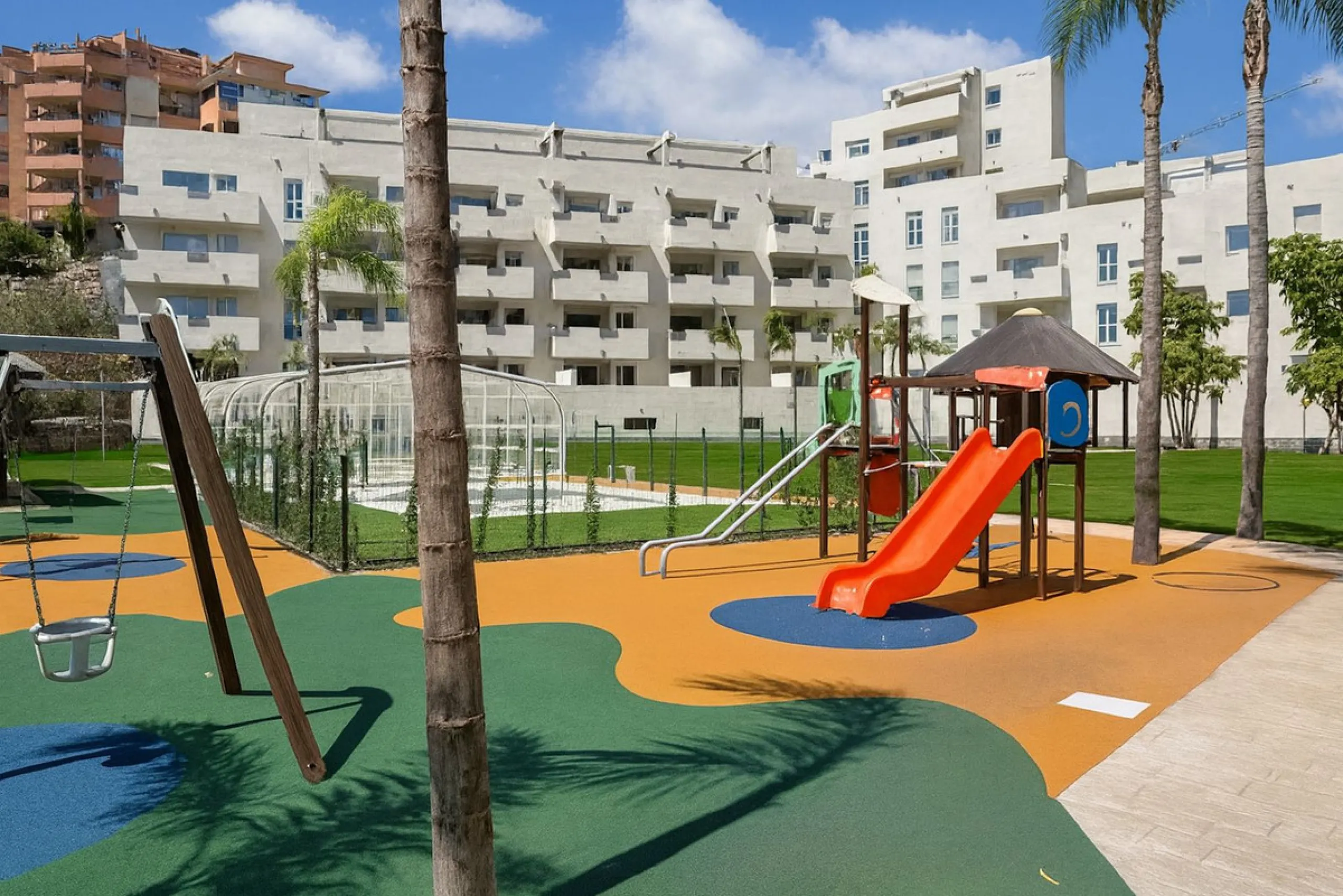 Welcome to this three-level apartment in Riviera del Sol.
