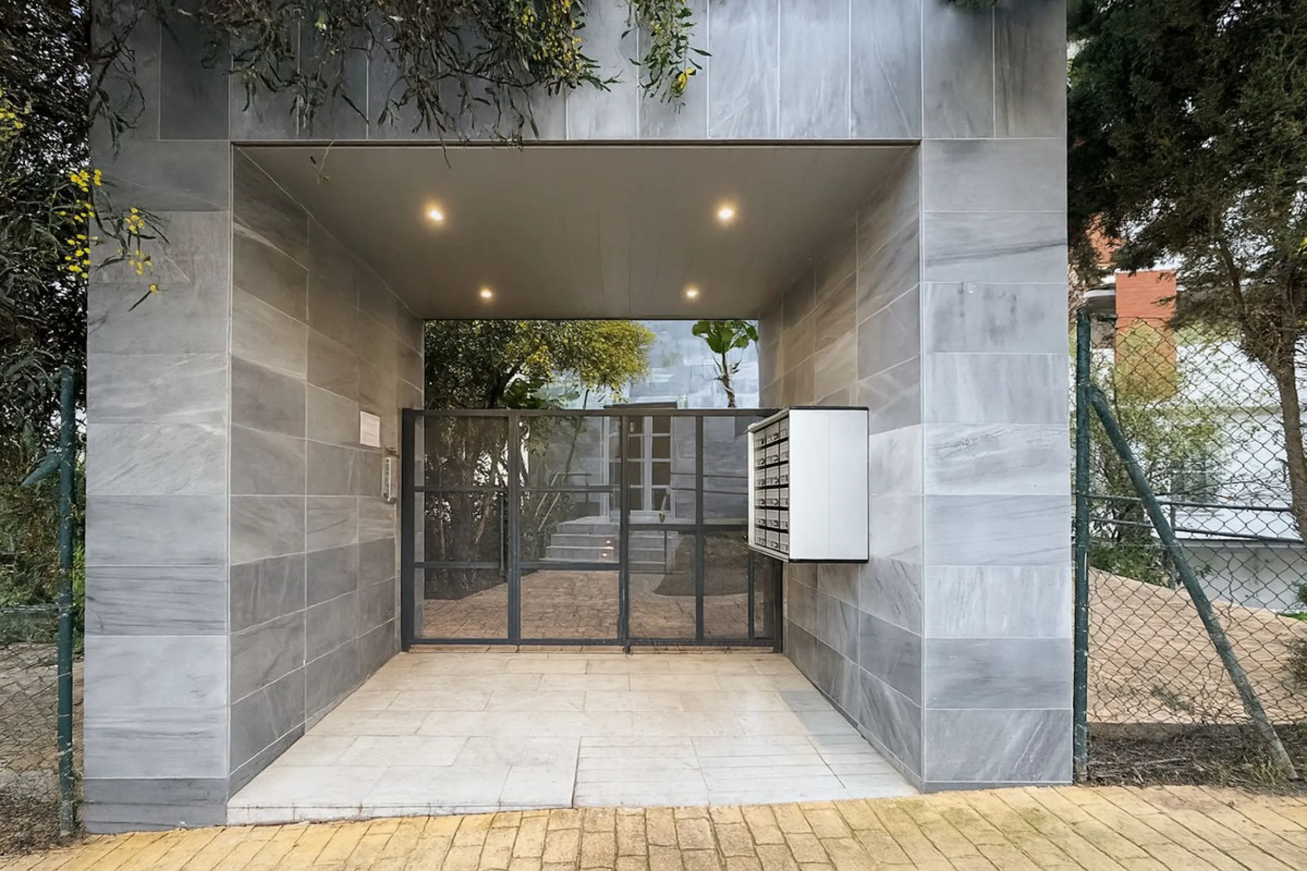 Welcome to this three-level apartment in Riviera del Sol.