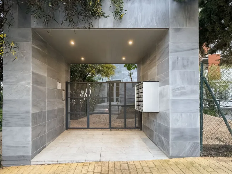 Welcome to this three-level apartment in Riviera del Sol.
