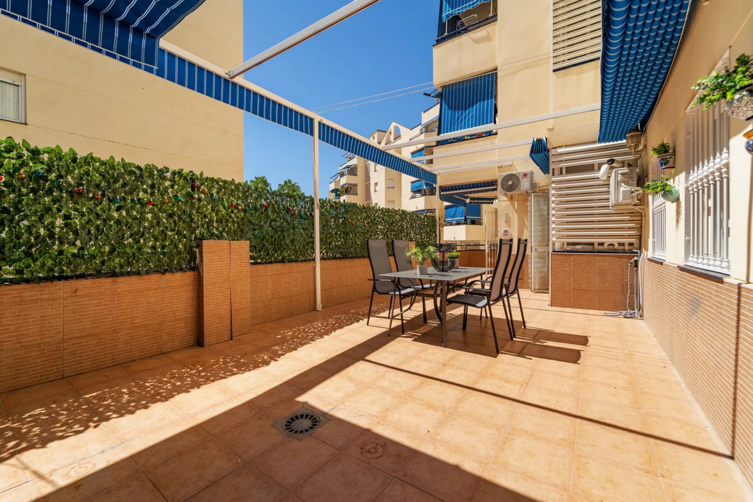 Charming 3-Bedroom Apartment with Large Terrace in Complex with Pool - Fuengirola !!