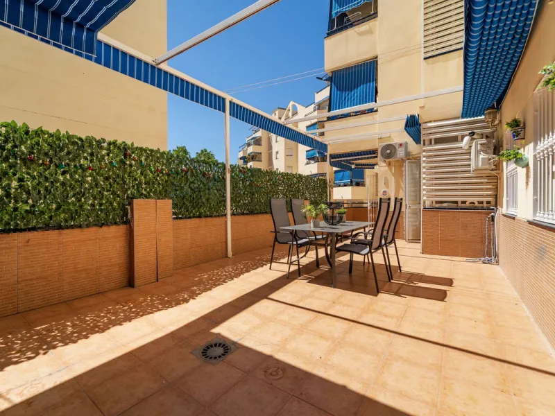 Charming 3-Bedroom Apartment with Large Terrace in Complex with Pool - Fuengirola !!