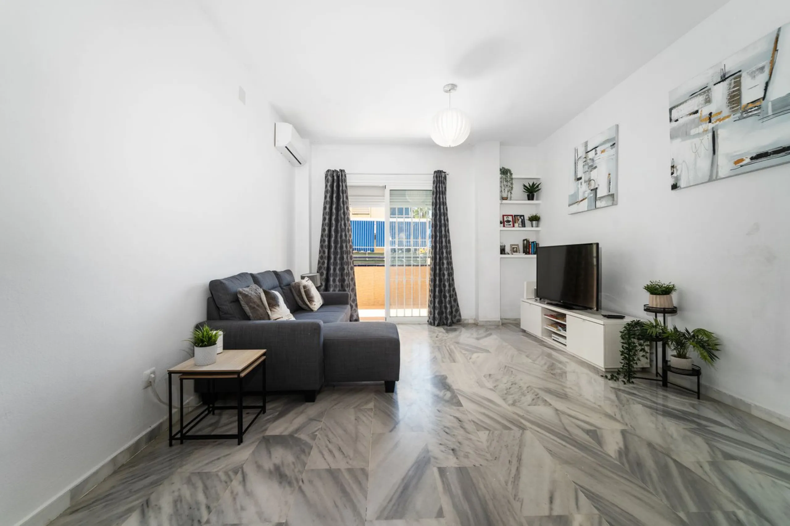 Charming 3-Bedroom Apartment with Large Terrace in Complex with Pool - Fuengirola !!