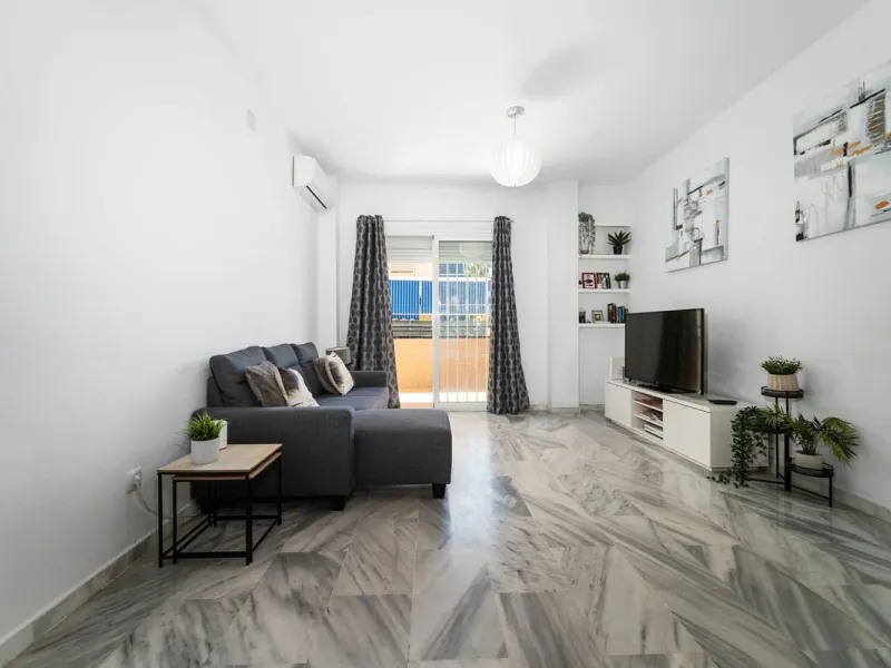 Charming 3-Bedroom Apartment with Large Terrace in Complex with Pool - Fuengirola !!