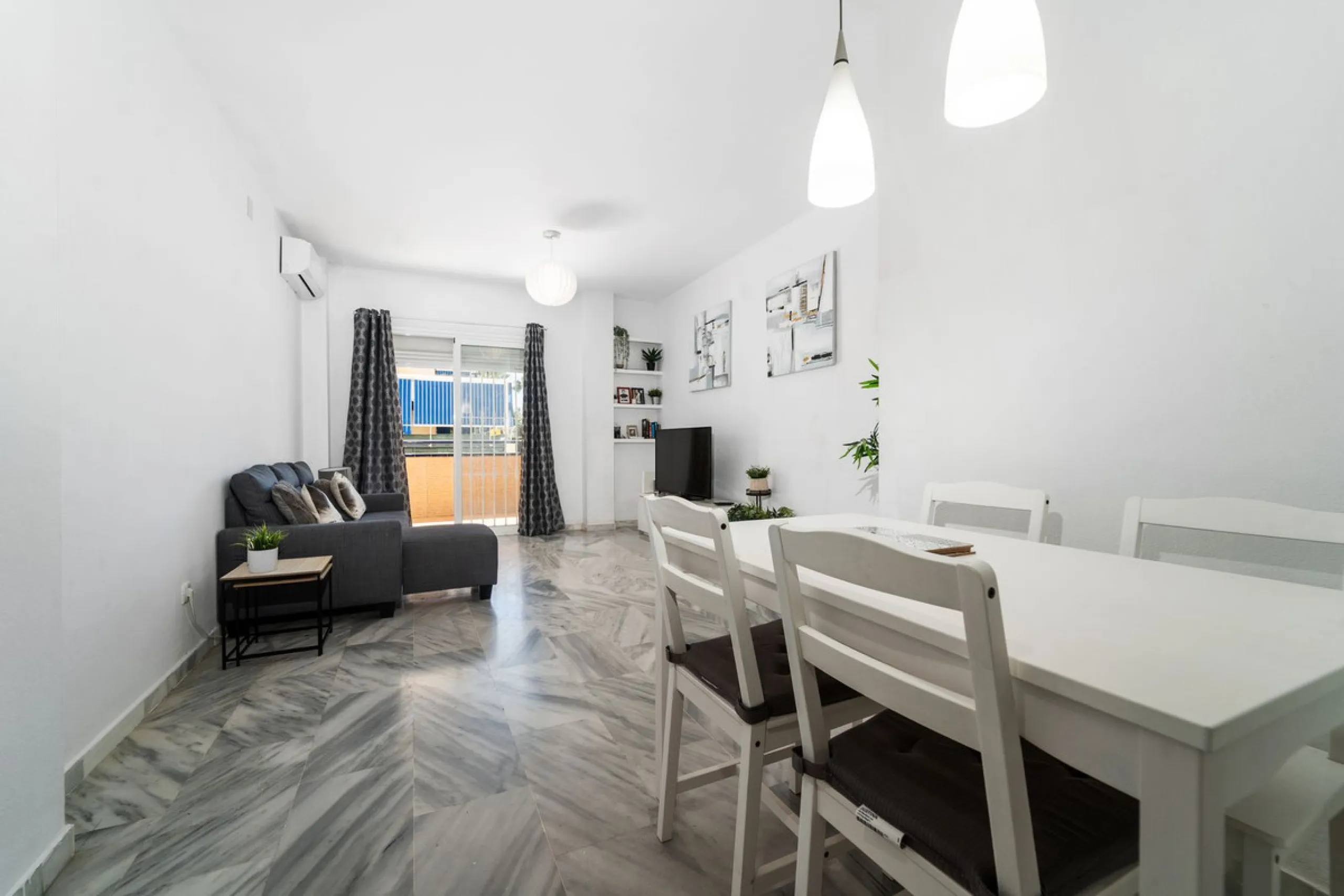 Charming 3-Bedroom Apartment with Large Terrace in Complex with Pool - Fuengirola !!