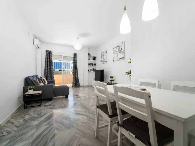 Charming 3-Bedroom Apartment with Large Terrace in Complex with Pool - Fuengirola !!