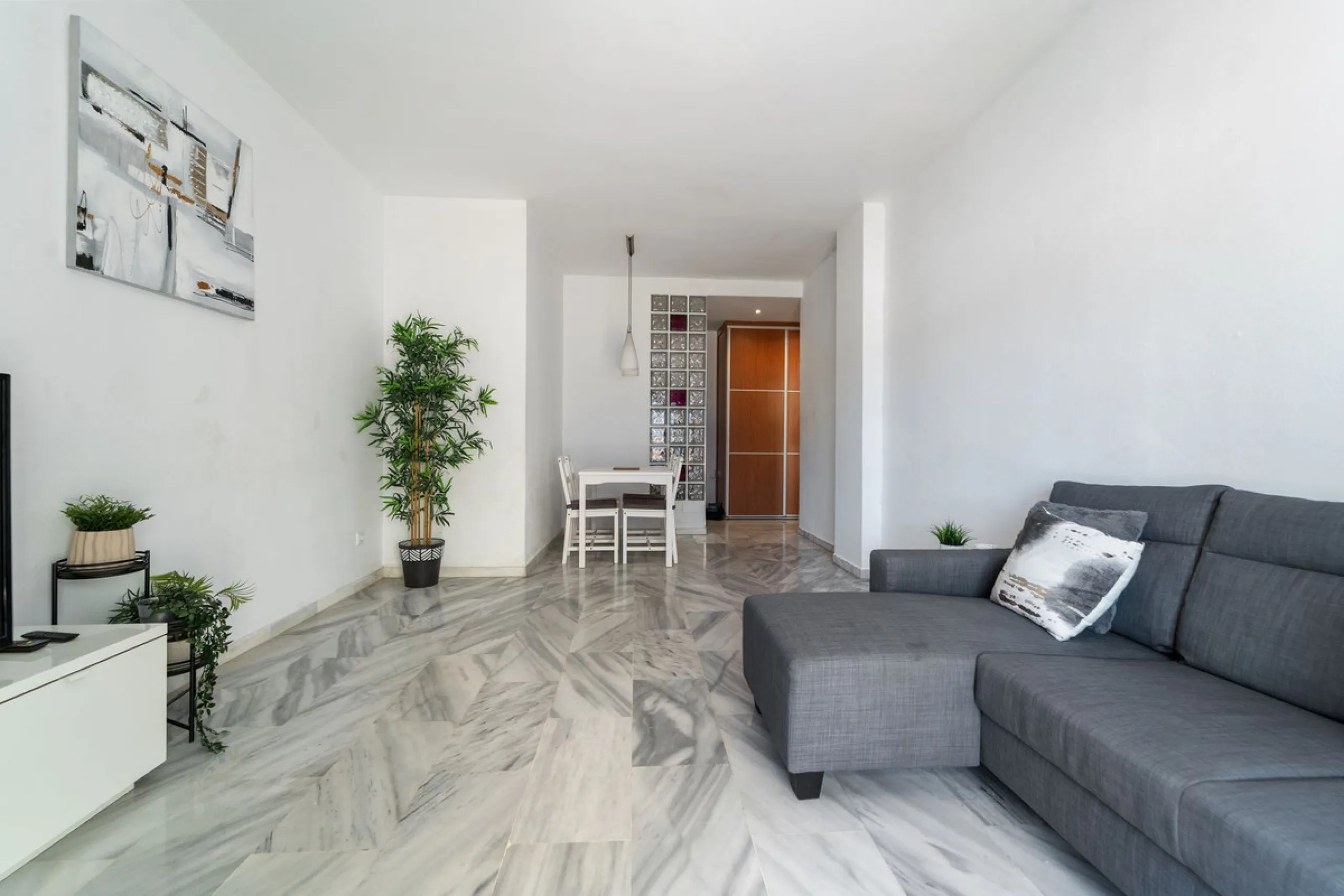 Charming 3-Bedroom Apartment with Large Terrace in Complex with Pool - Fuengirola !!