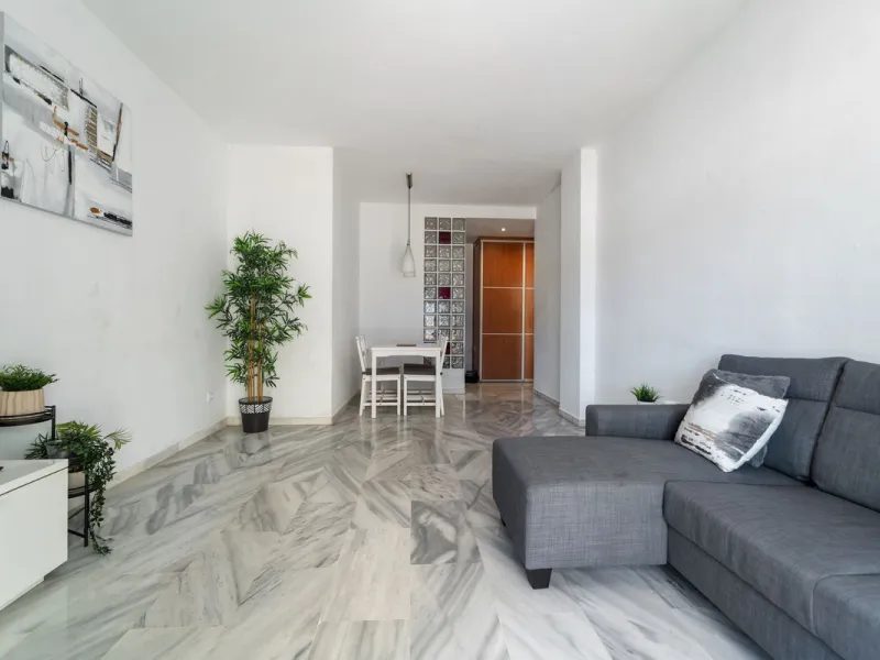 Charming 3-Bedroom Apartment with Large Terrace in Complex with Pool - Fuengirola !!
